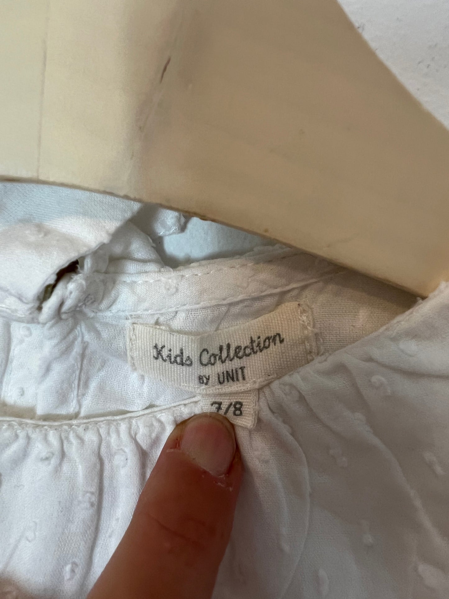 UNIT. Blusa blanca plumeti. T 7/8 años