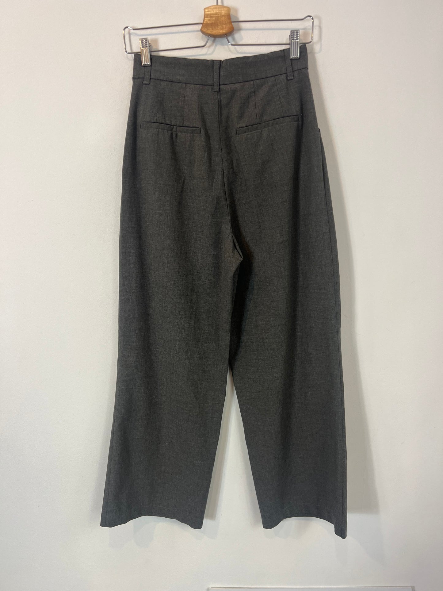 ZARA. Pantalón pinzas gris. T S