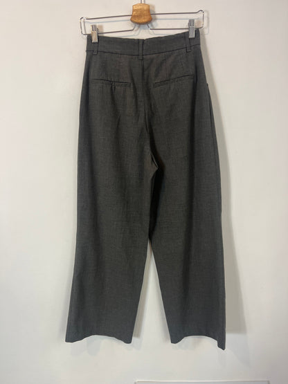 ZARA. Pantalón pinzas gris. T S
