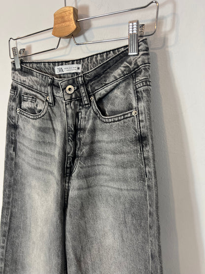 ZARA. Denim culotte gris efecto desgatado. T 34
