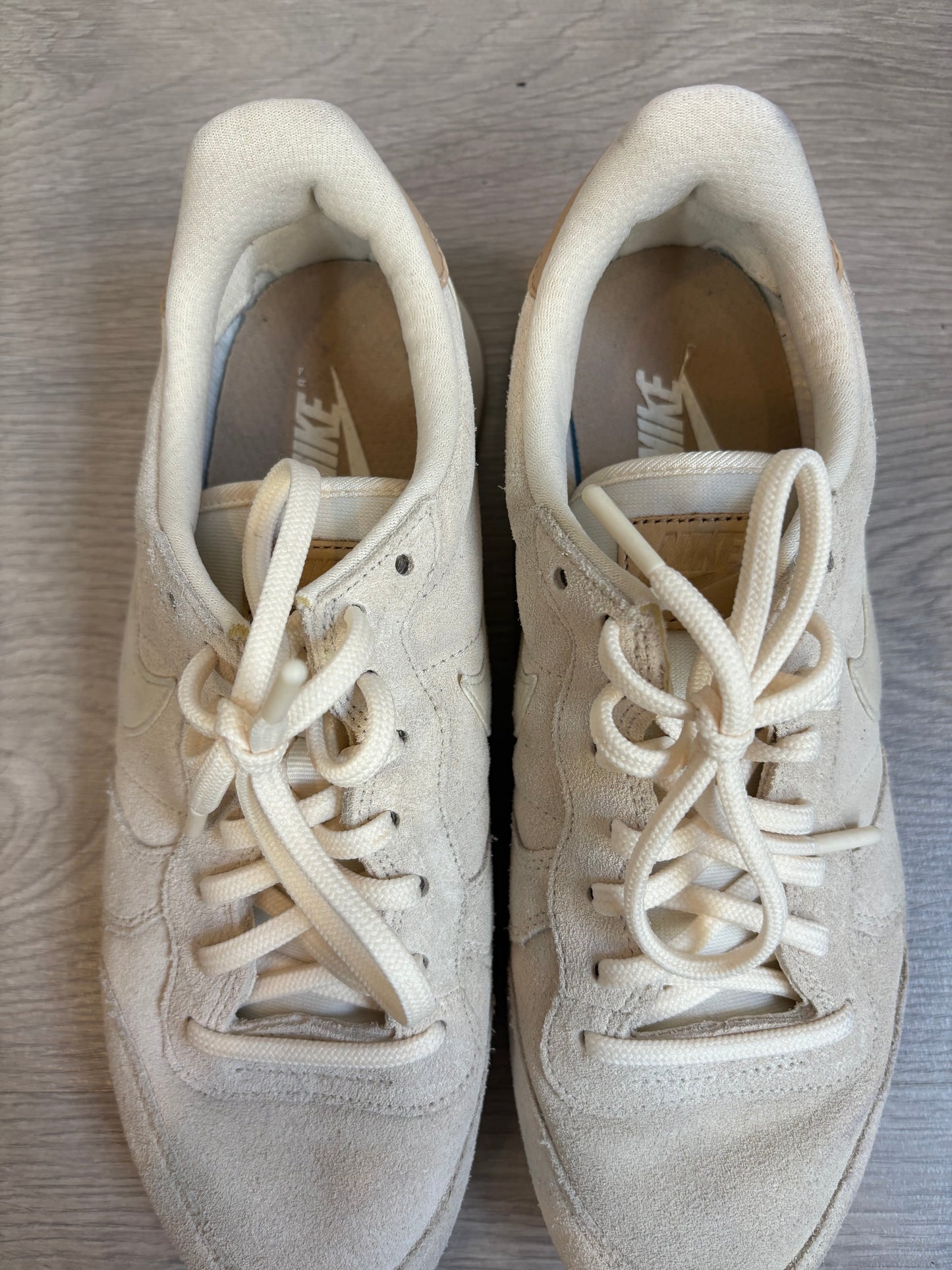 NIKE. Zapatillas beige piel