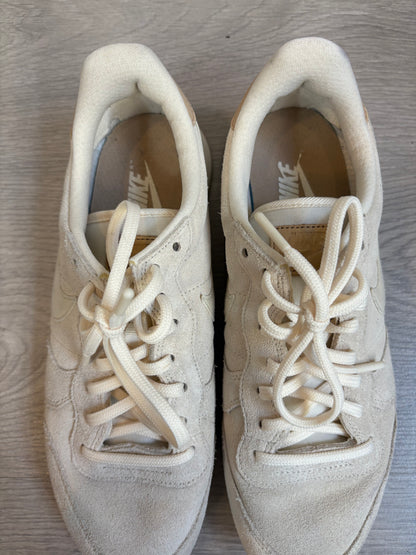 NIKE. Zapatillas beige piel