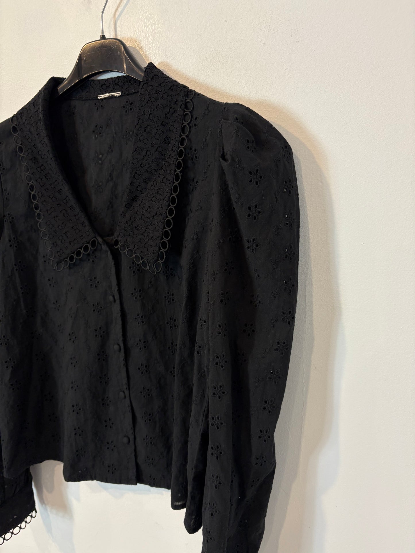OTRAS. Blusa negra troquetalda