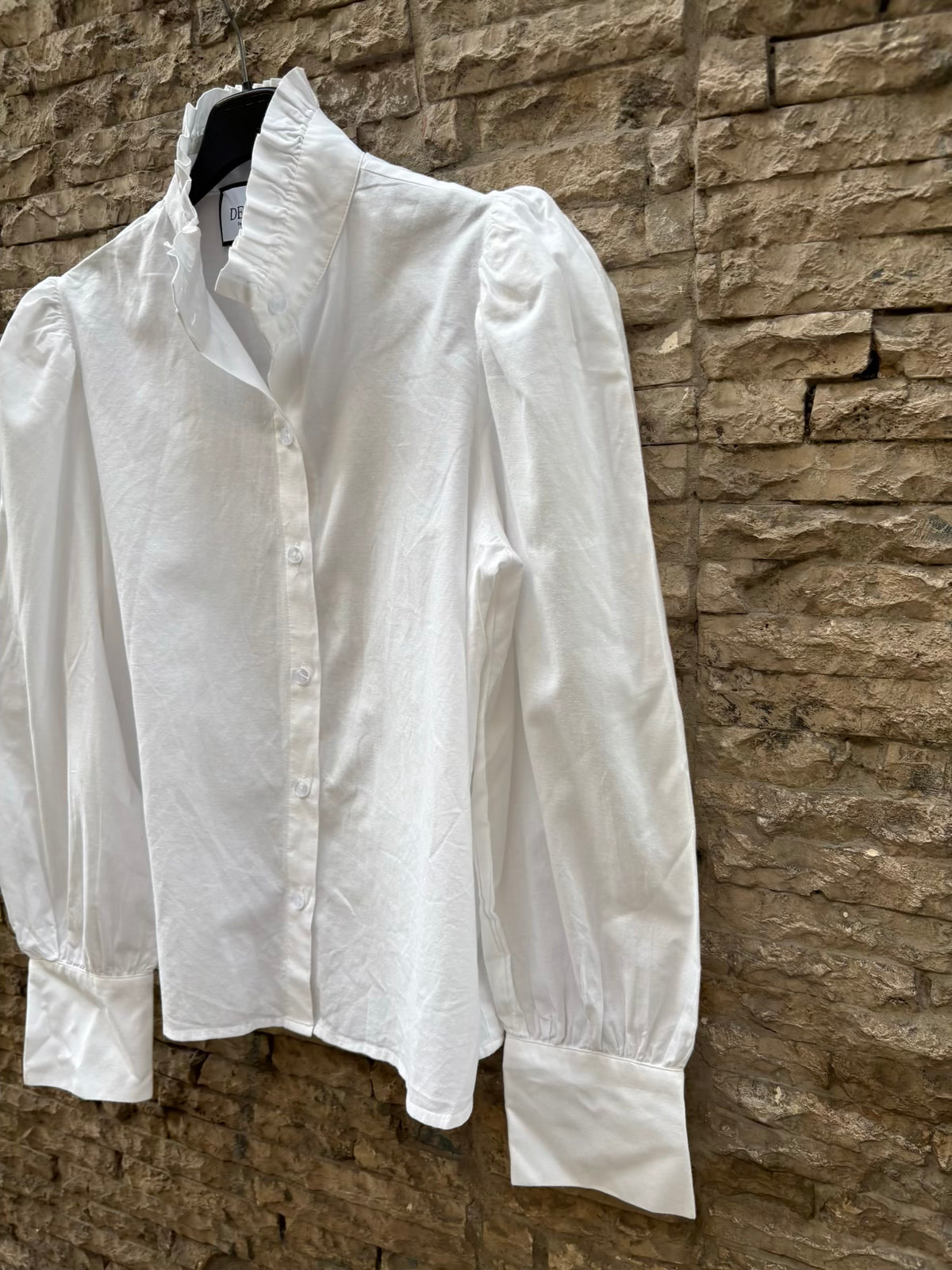 DELUEM. Camisa blanca detalle cuello