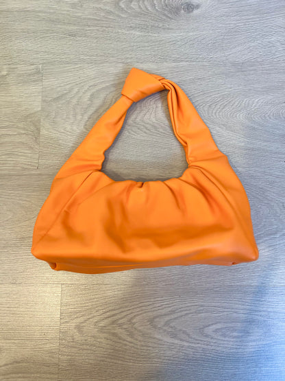 BERHKA. Bolso naranja efecto piel