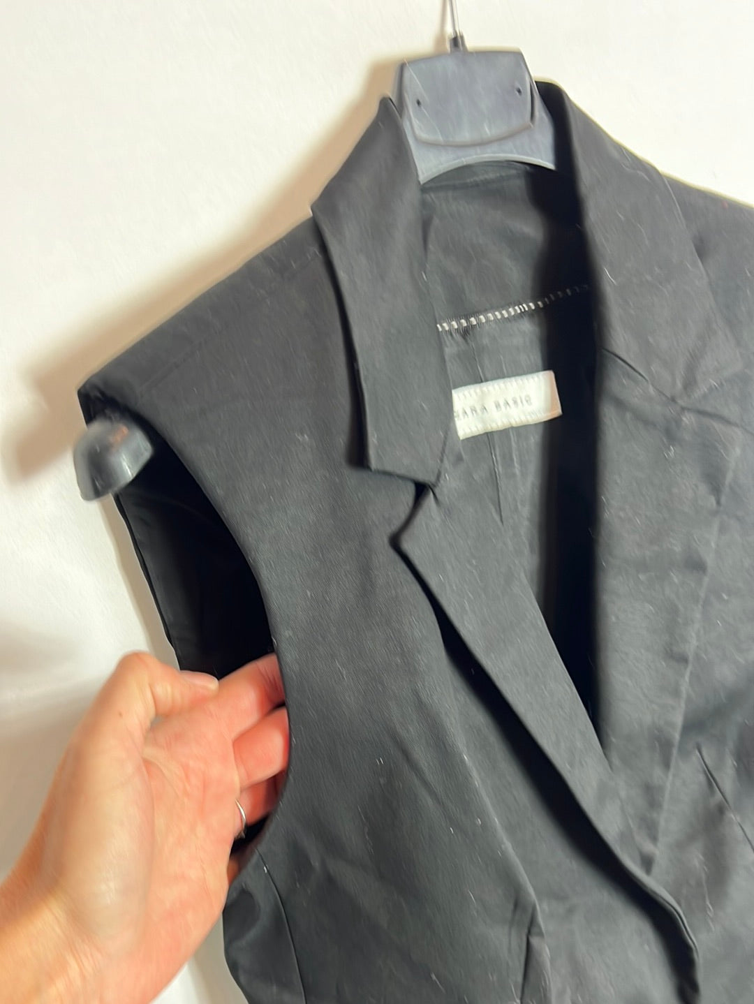 ZARA. Chaleco negro hombreras. T M