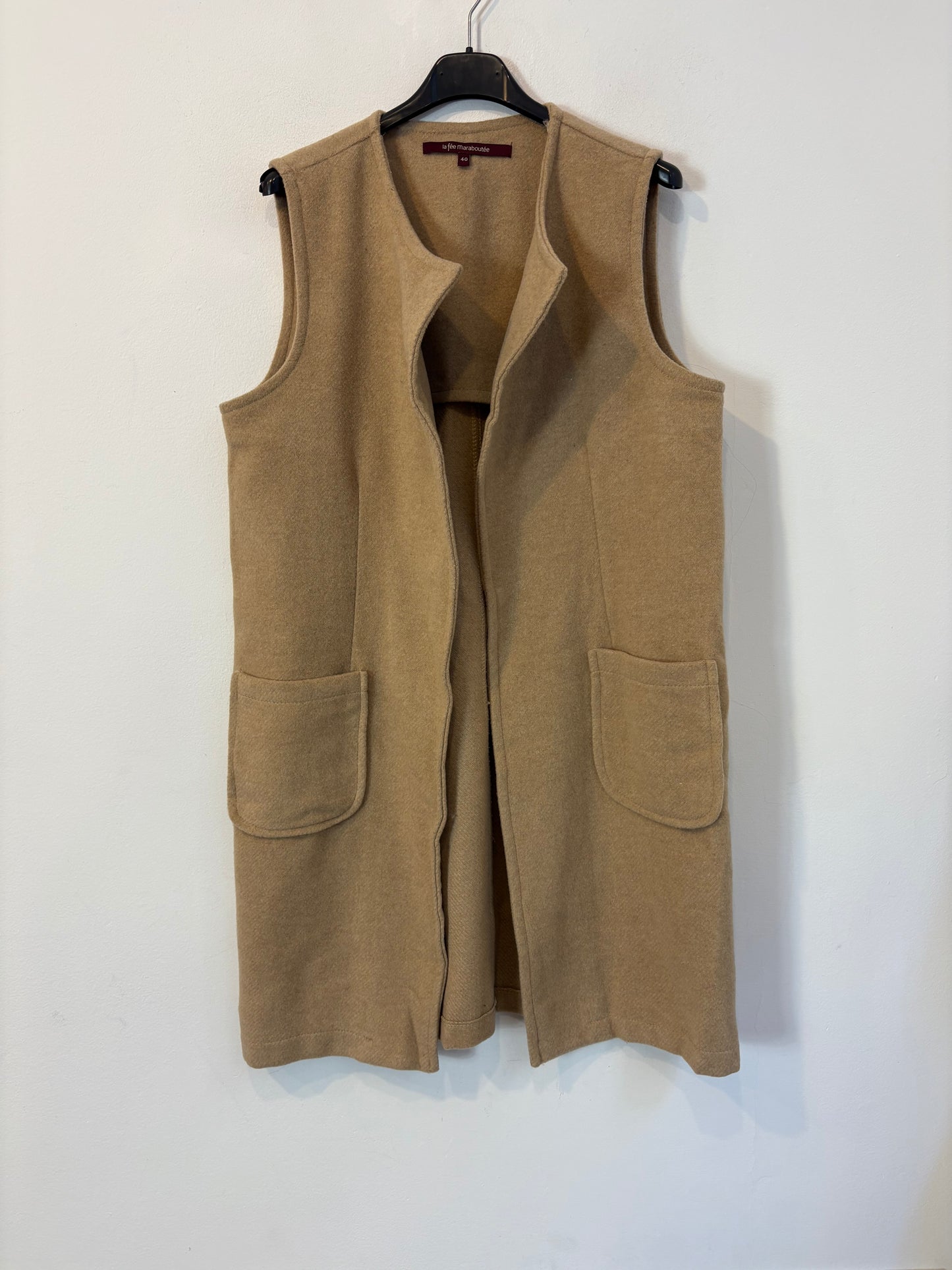 LA FÉE MARABOUTE. Chaleco camel bolsillos