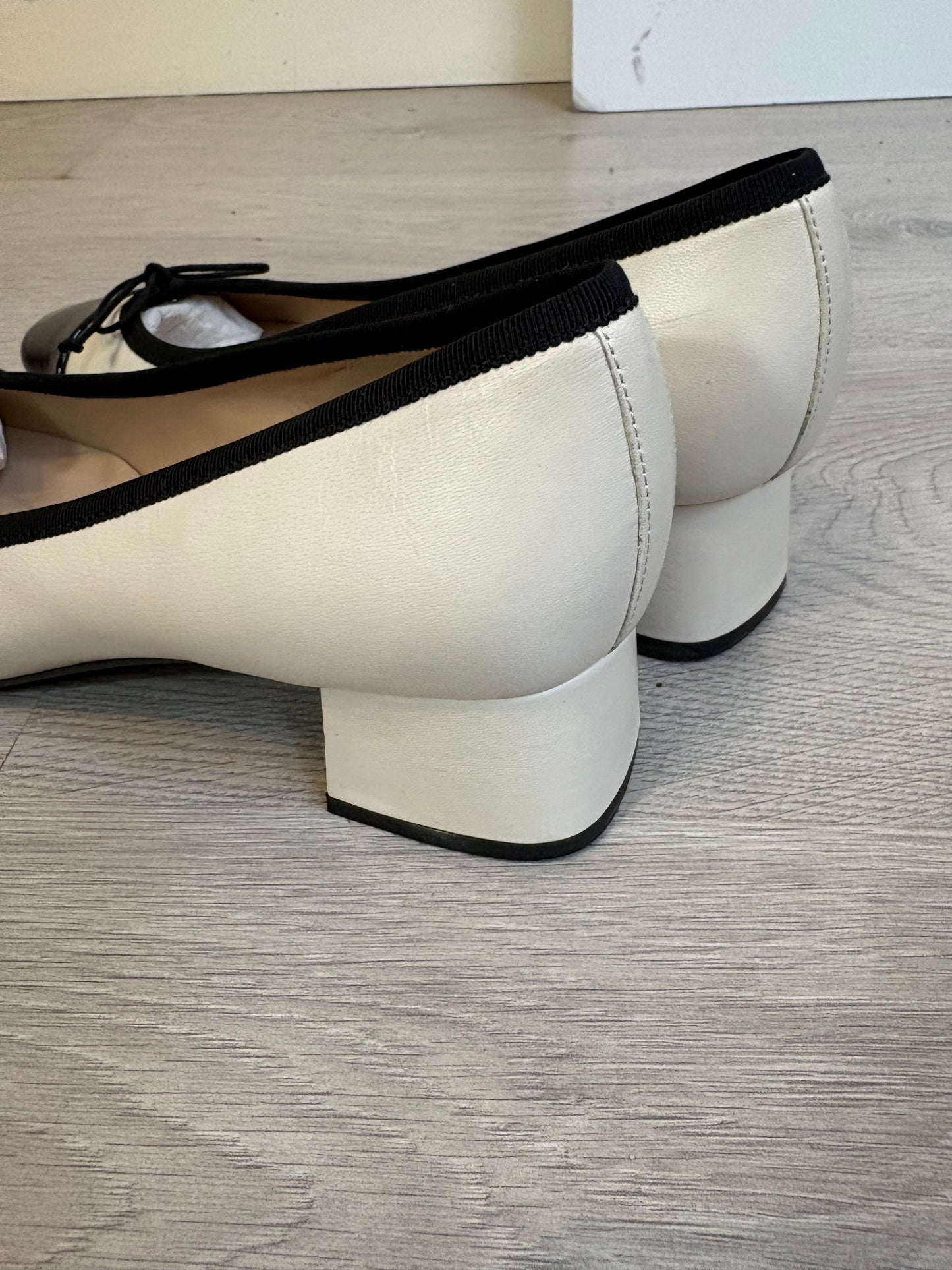 MASCARÓ. Bailarina tacón medio bicolor