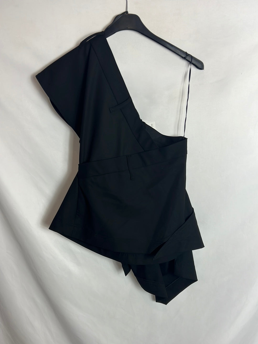 ZARA. Top negro asimétrico. T M