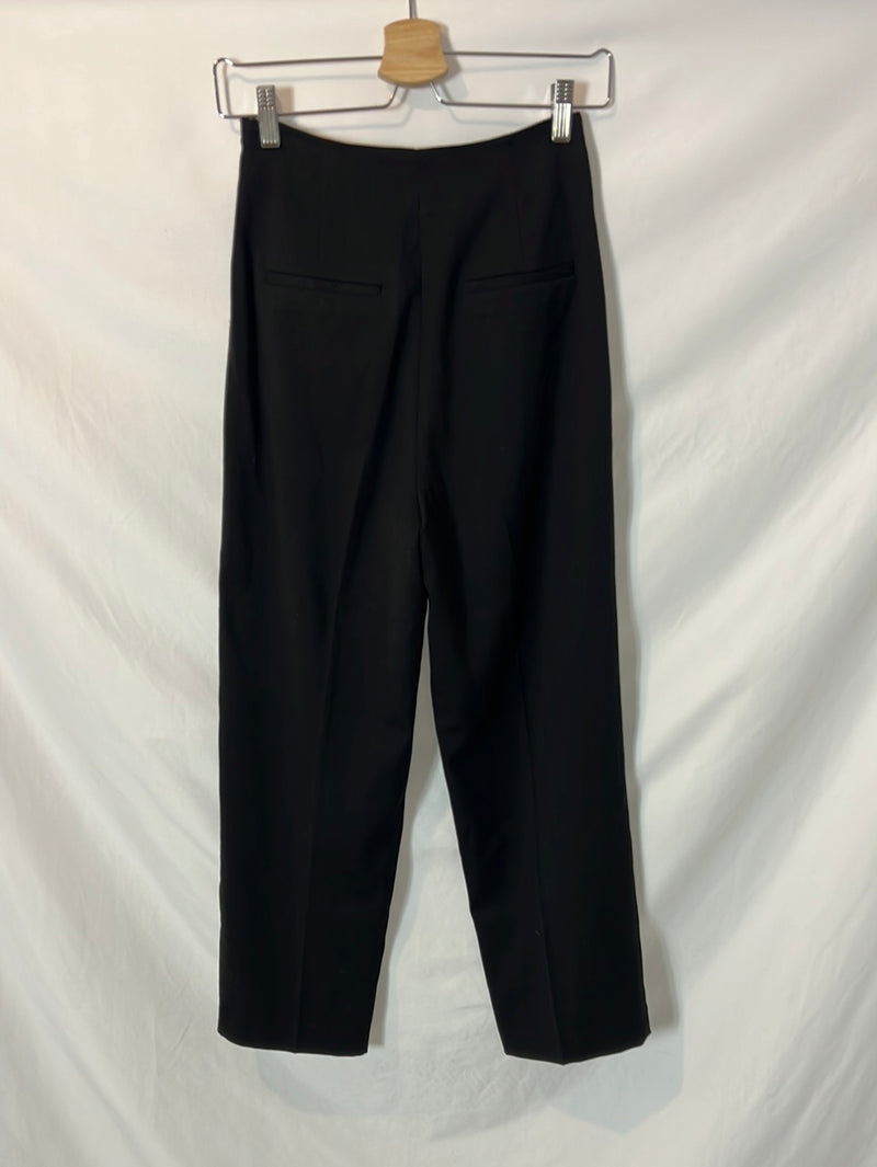 H&M. Pantalón negro pinza detalle cintura. T 34