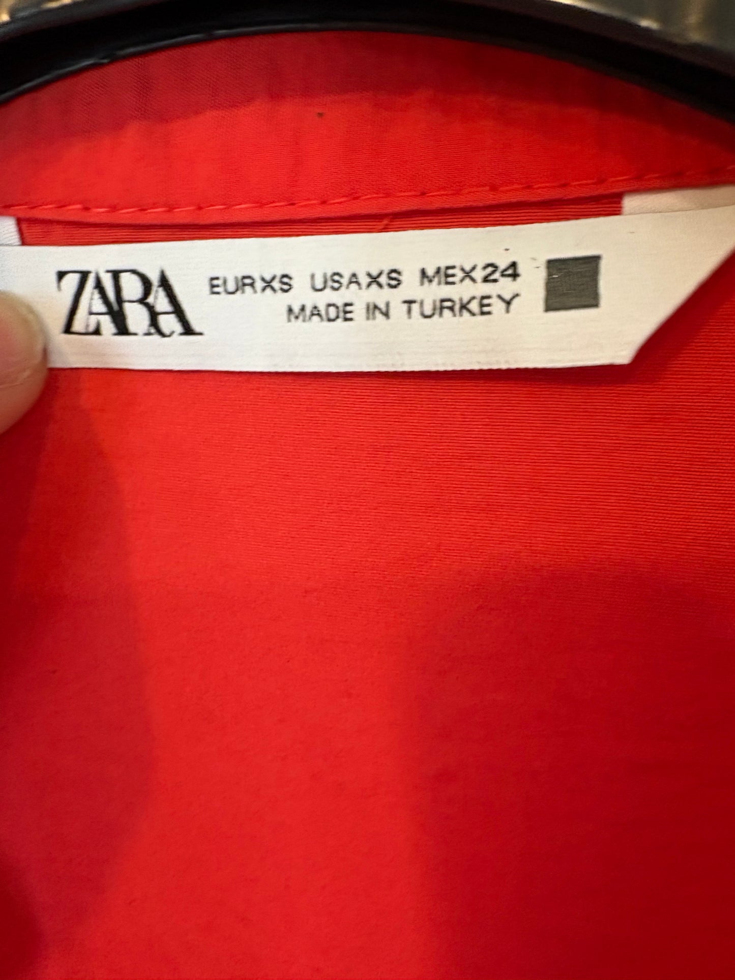 ZARA. Vestido corto detalle botones. T XS