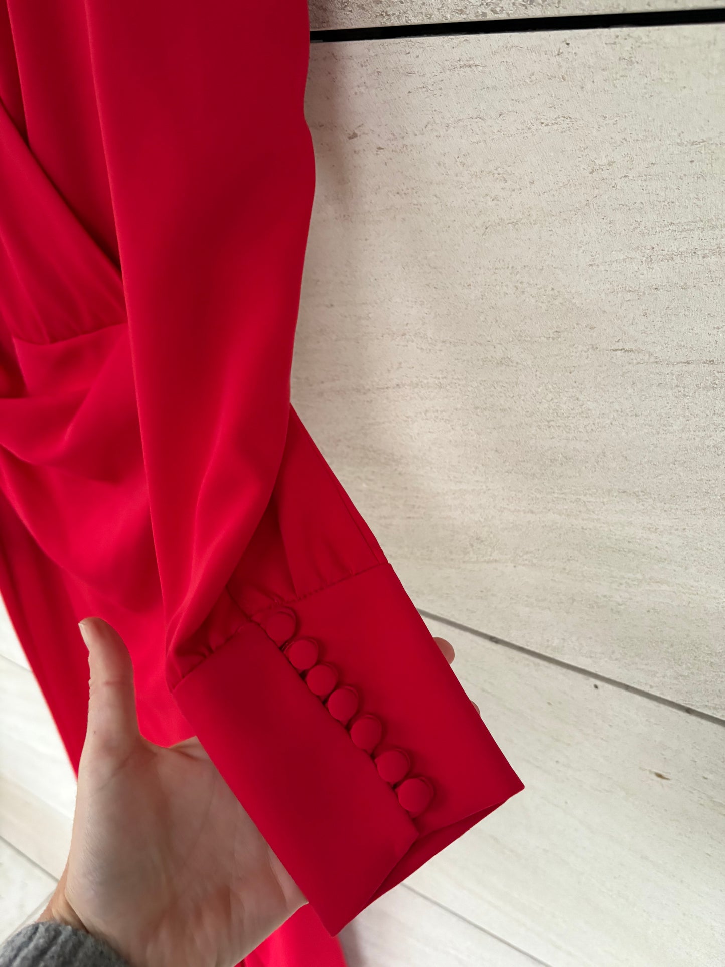 CONCHITA SAIZ. Mono largo rojo efecto vestido