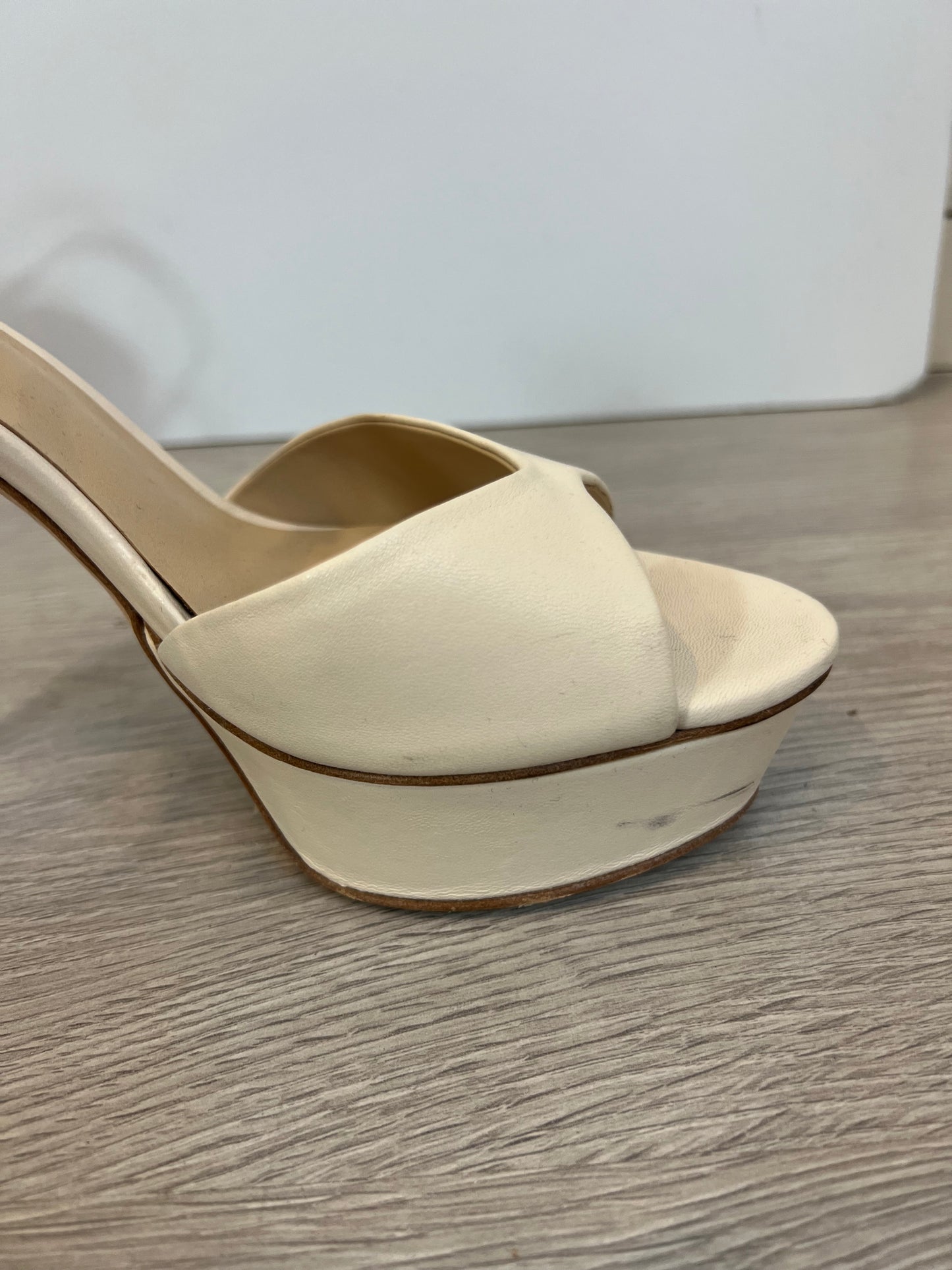 LOLA CRUZ. Sandalia beige claro plataforma. T 39