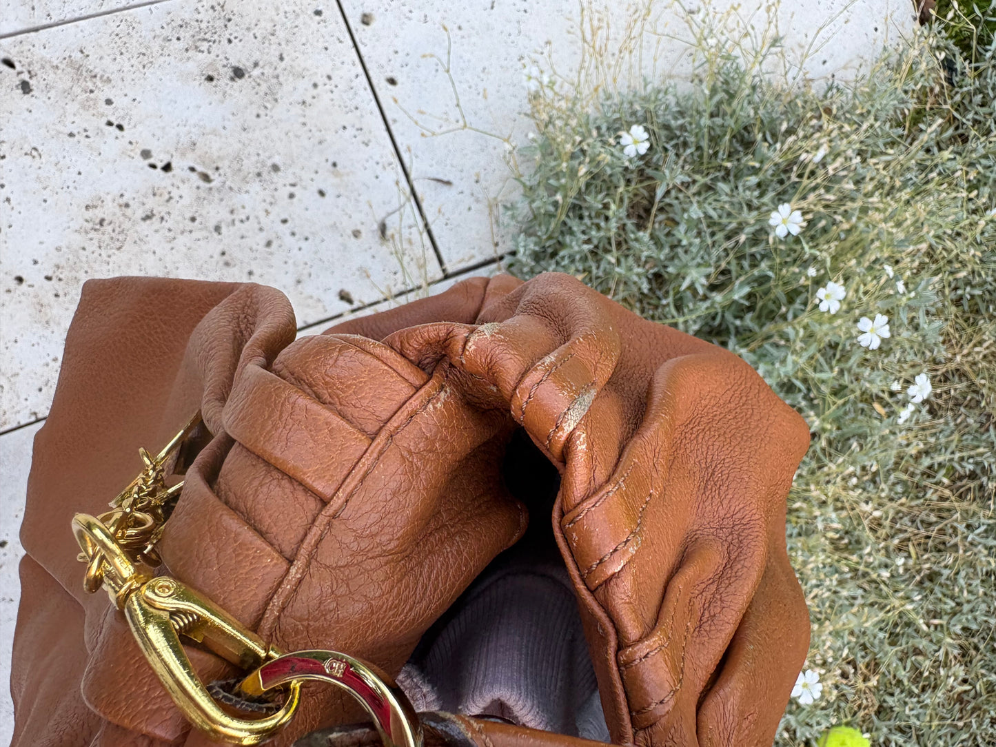 CAROLINA HERRERA. Bolso de mano en piel marrón