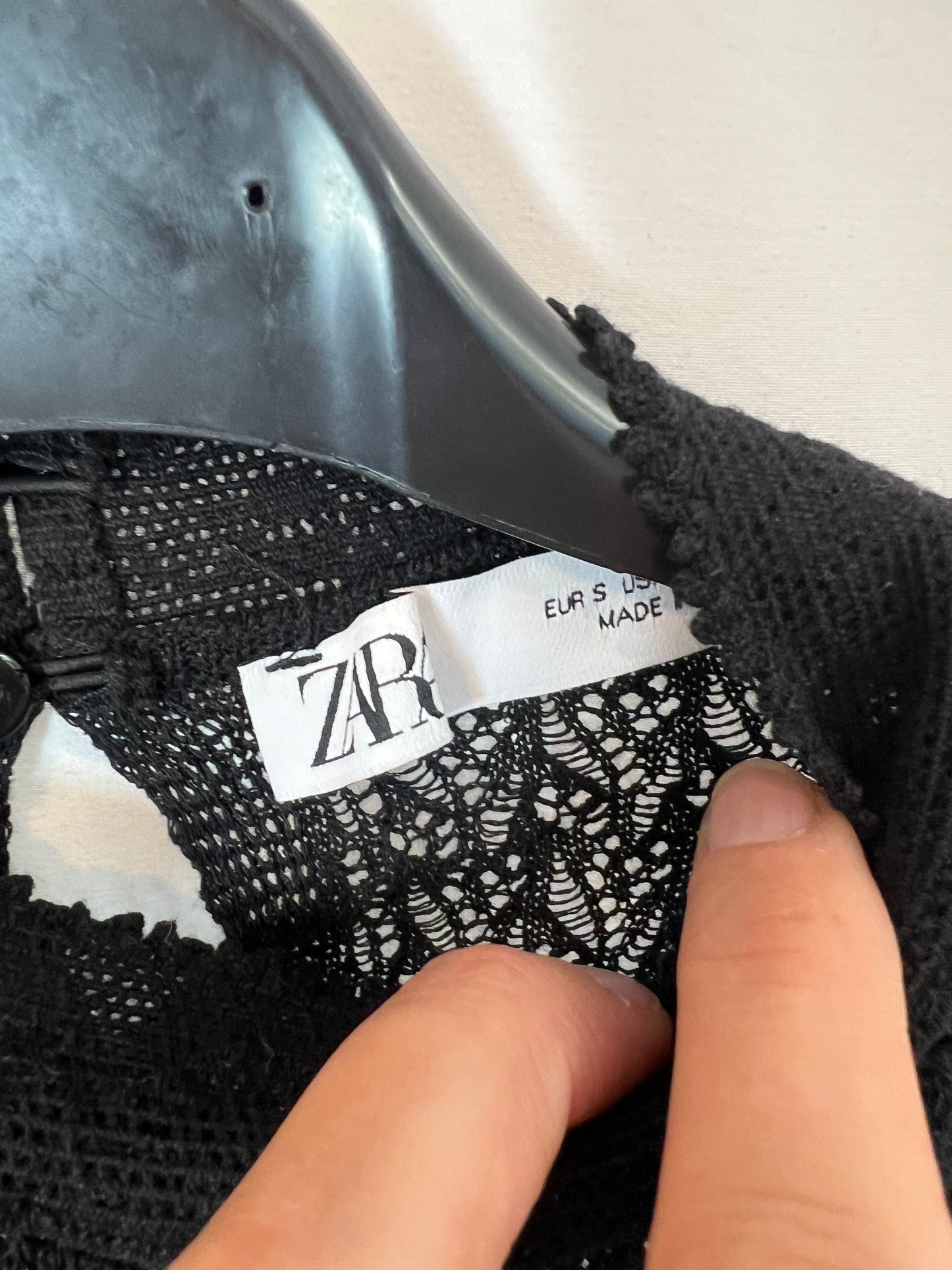 ZARA. Top negro encaje T.s