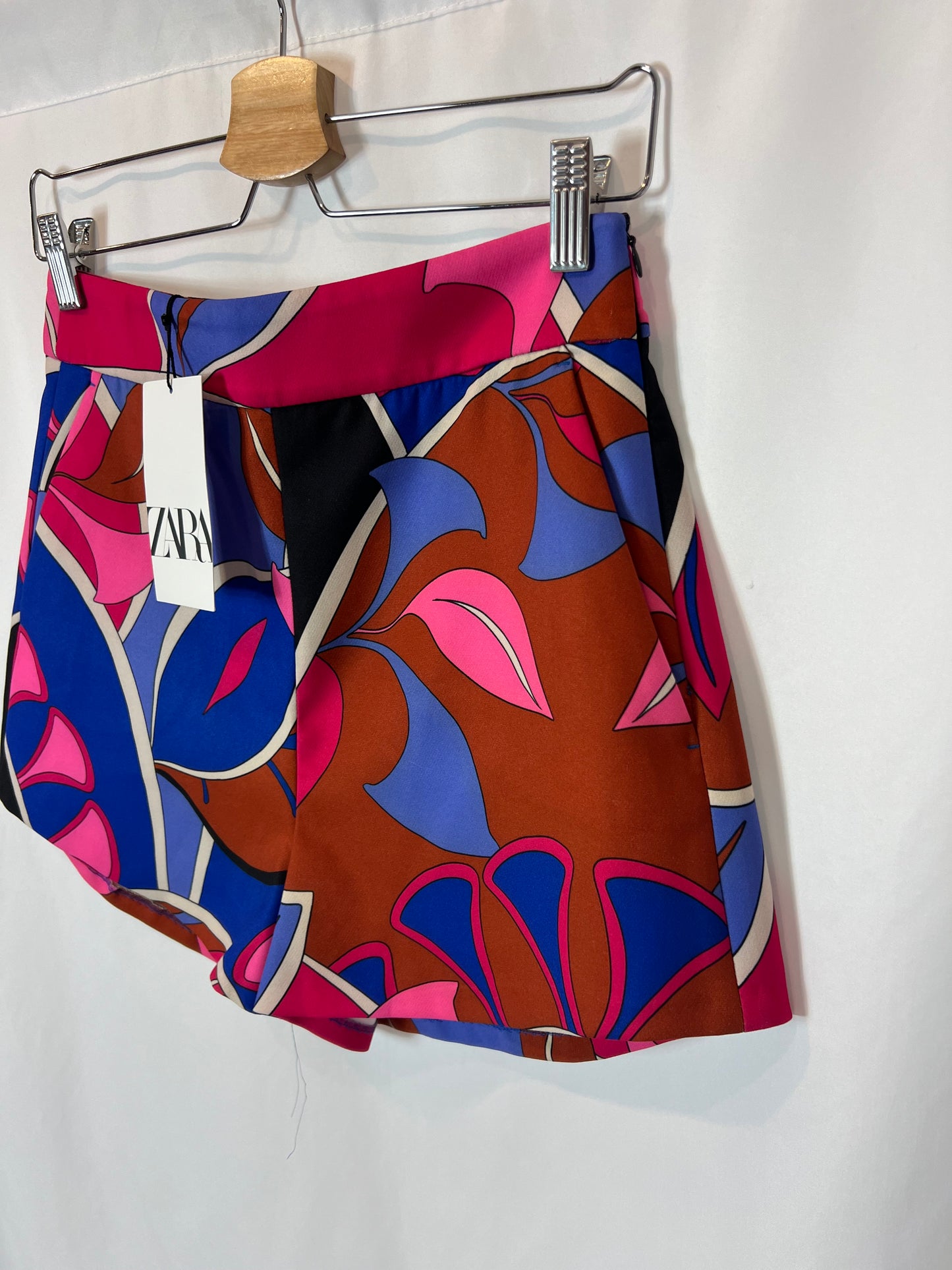 ZARA. Retro print shorts. TS