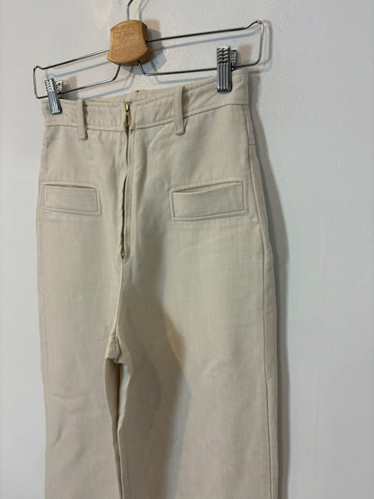 SANDRO. Pantalón color crudo pata ancha
