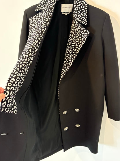 CARMEN MARCH. Chaqueta larga negra detalle botones