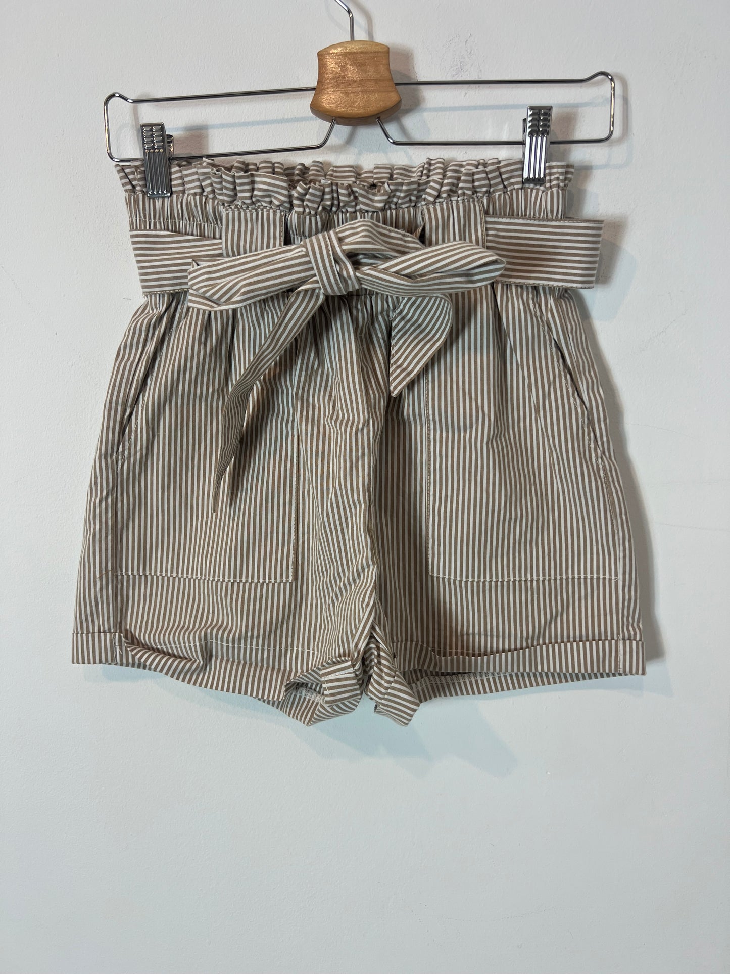 ONLY. Bermuda rayas beiges y blancas. T XS