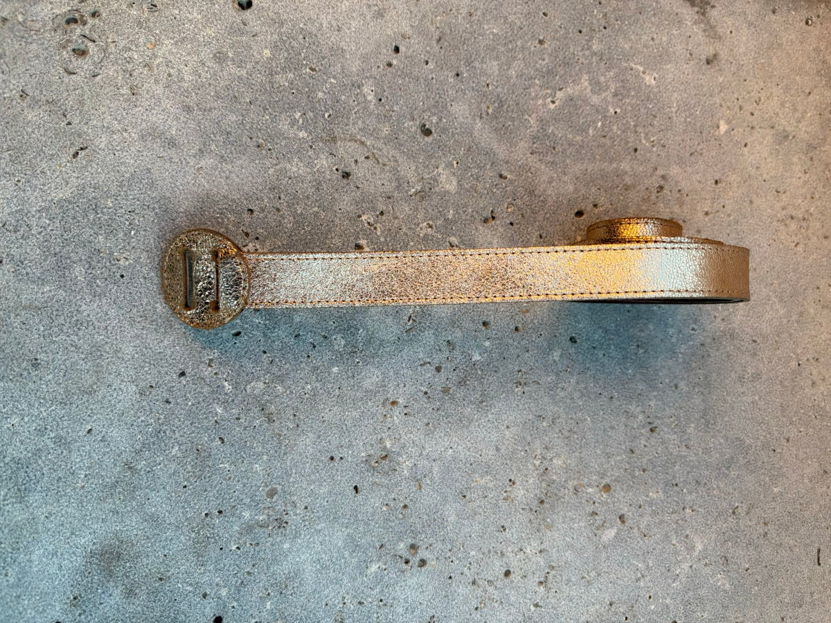 DES PETITS HAUTS. Cinturón piel en dorado