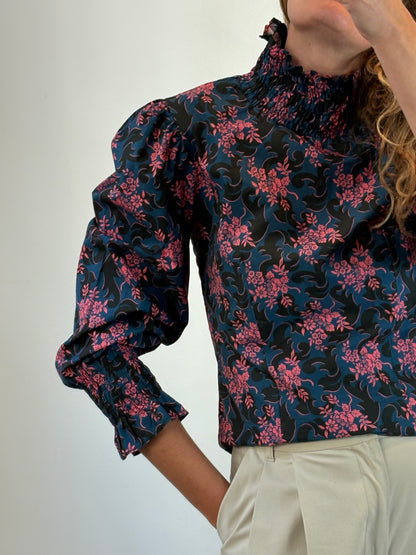 PIETRA. Blusa azul flores rosa