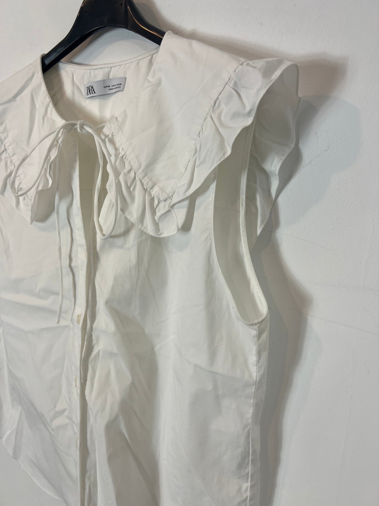 ZARA. White sleeveless blouse with ruffle. TM