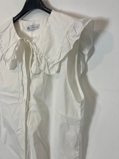 ZARA. White sleeveless blouse with ruffle. TM