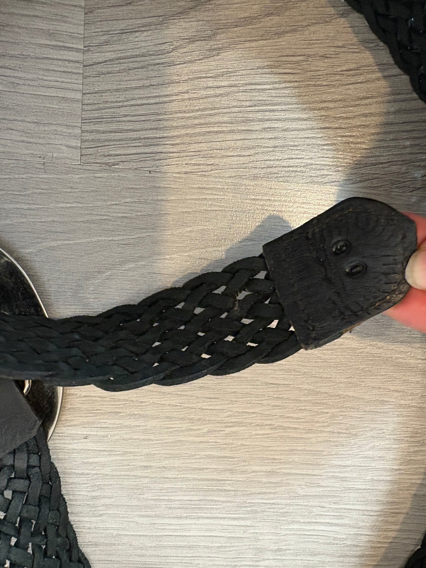 OTRAS. Cinturón negro piel trenzada