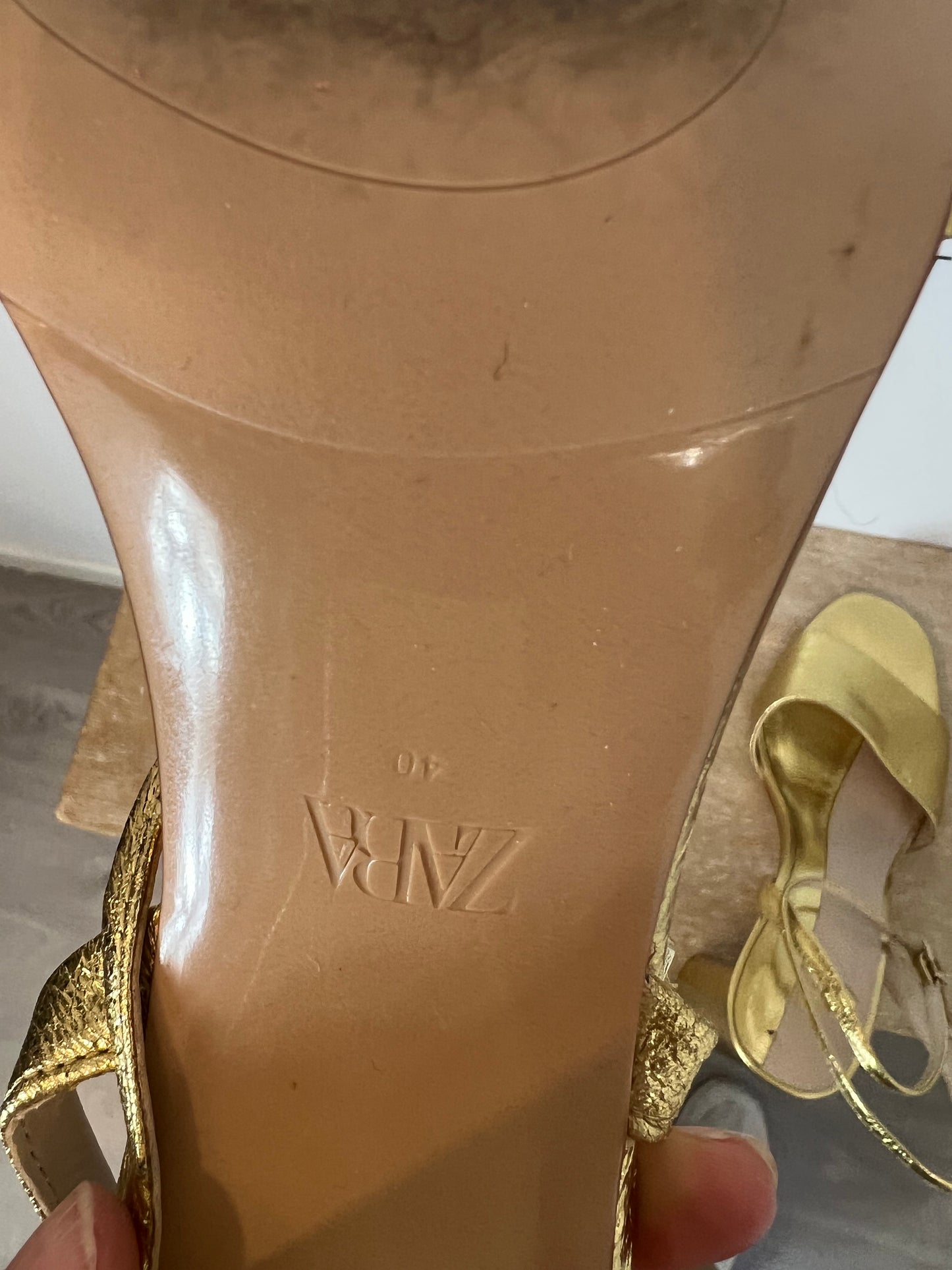 ZARA. Golden sandal40a strap. T 40