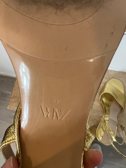 ZARA. Golden sandal40a strap. T 40