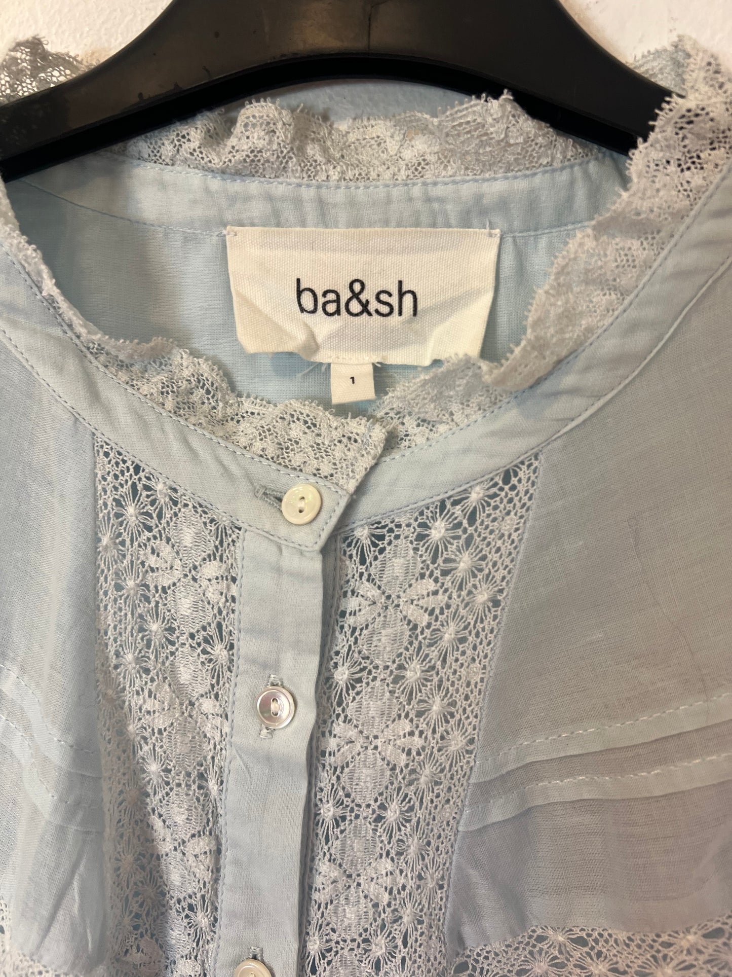 BA&SH. Blusa azul claro encaje
