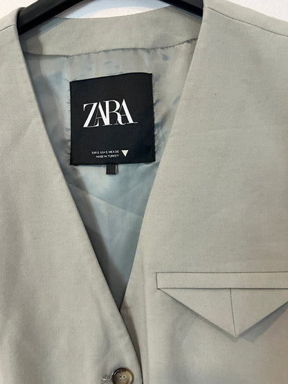ZARA. Chaleco gris claro bolsillo