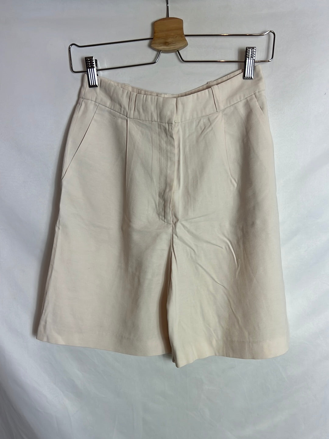 MANGO. Fluid light beige Bermuda shorts. T 36