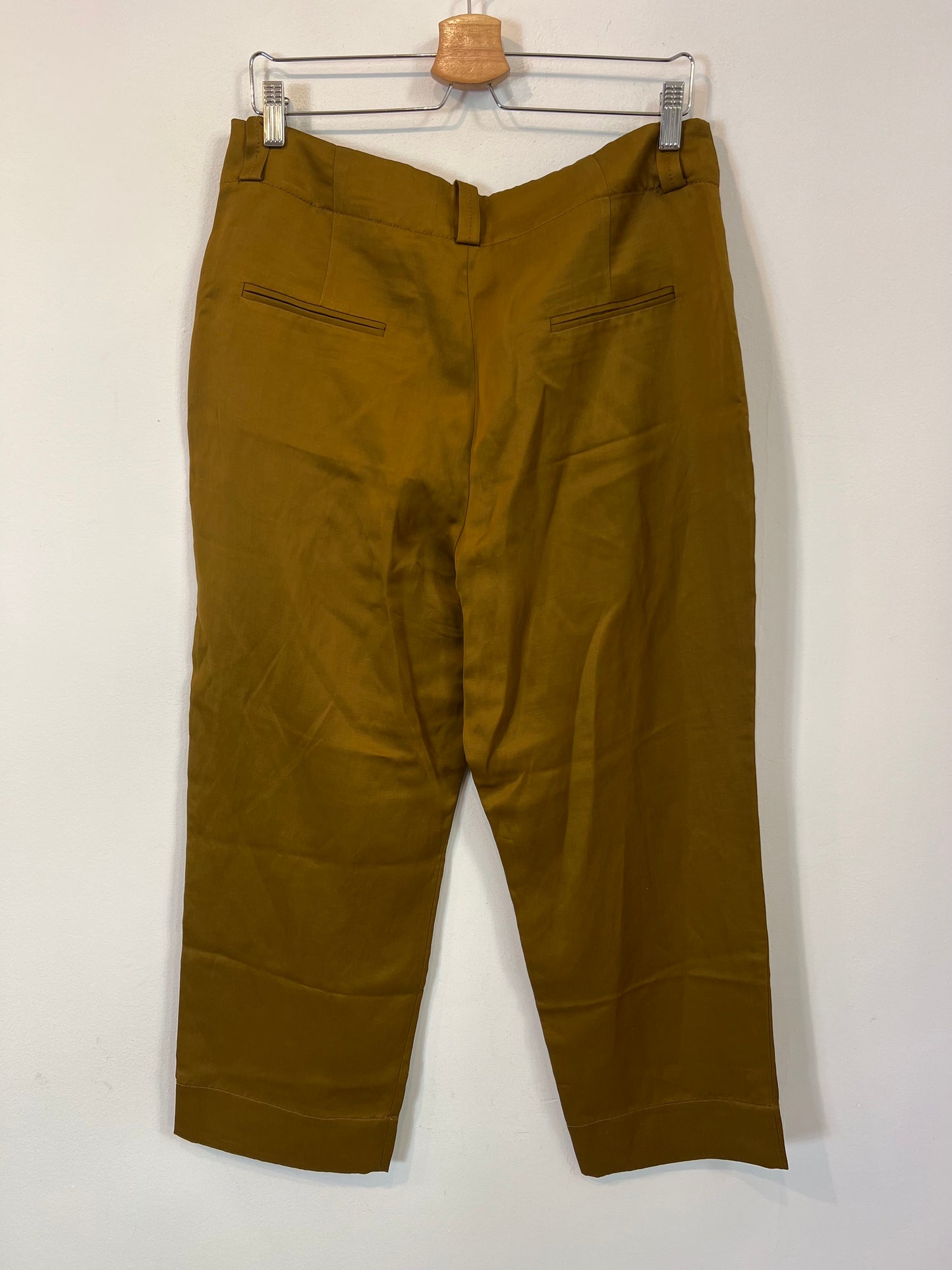ZARA. Pantalón satinado caqui. T L