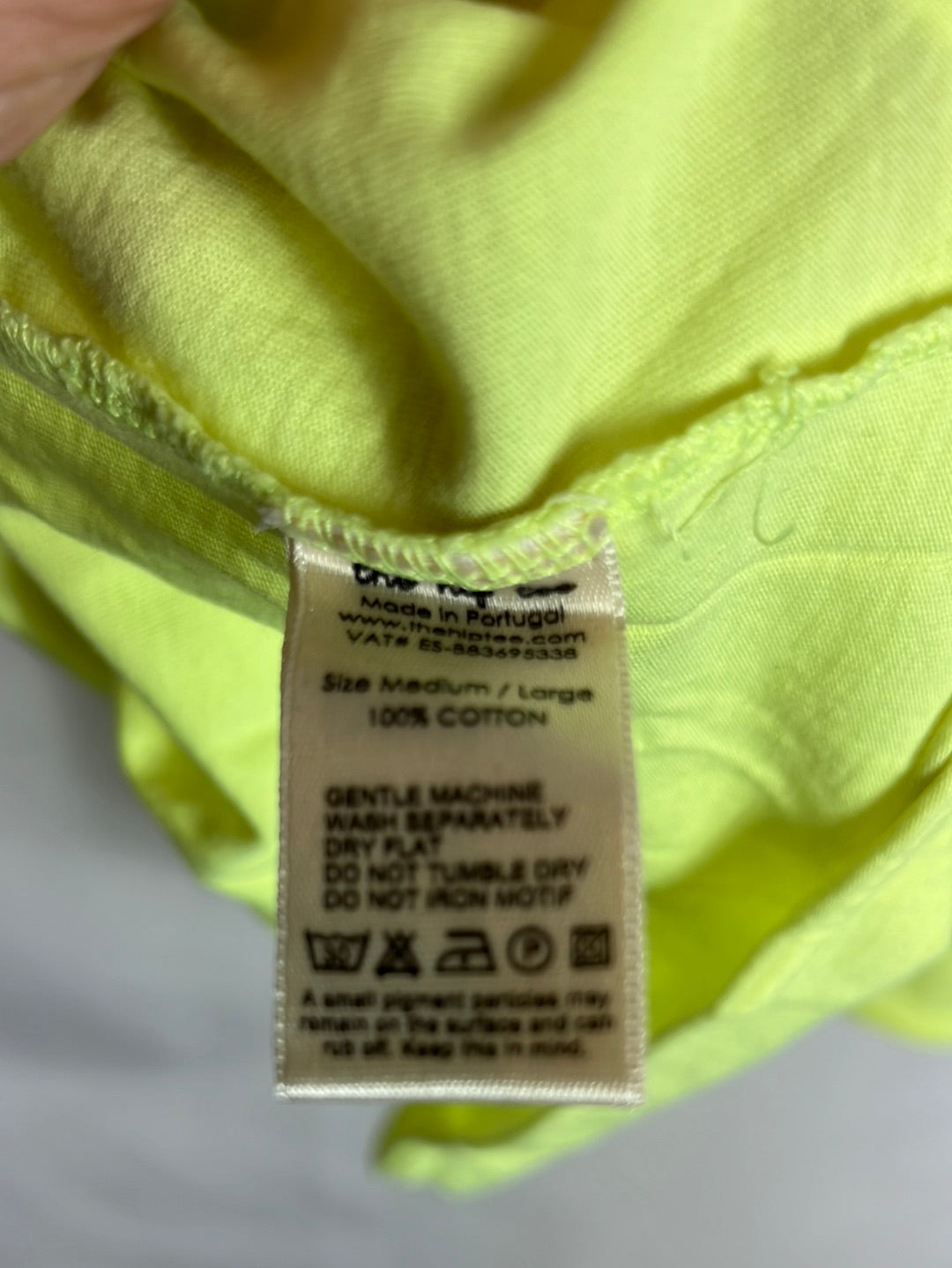 THE HIP TEE. Camiseta flúor amarilla letras. T S