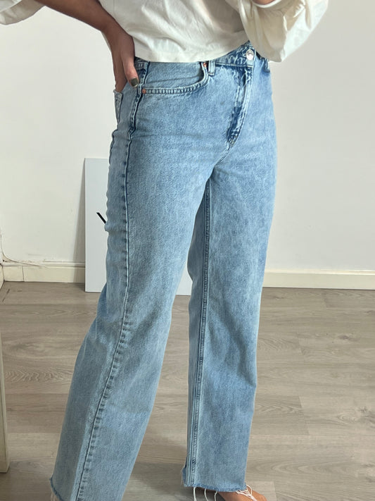 STRADIVARIUS. Pantalón recto denim T.34