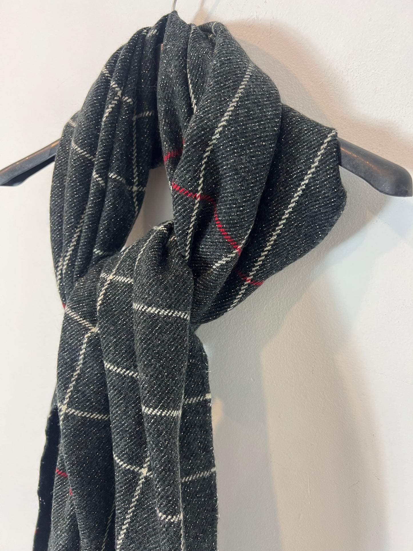 OTRAS. Bufanda gris hilos brillo