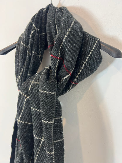 OTRAS. Bufanda gris hilos brillo