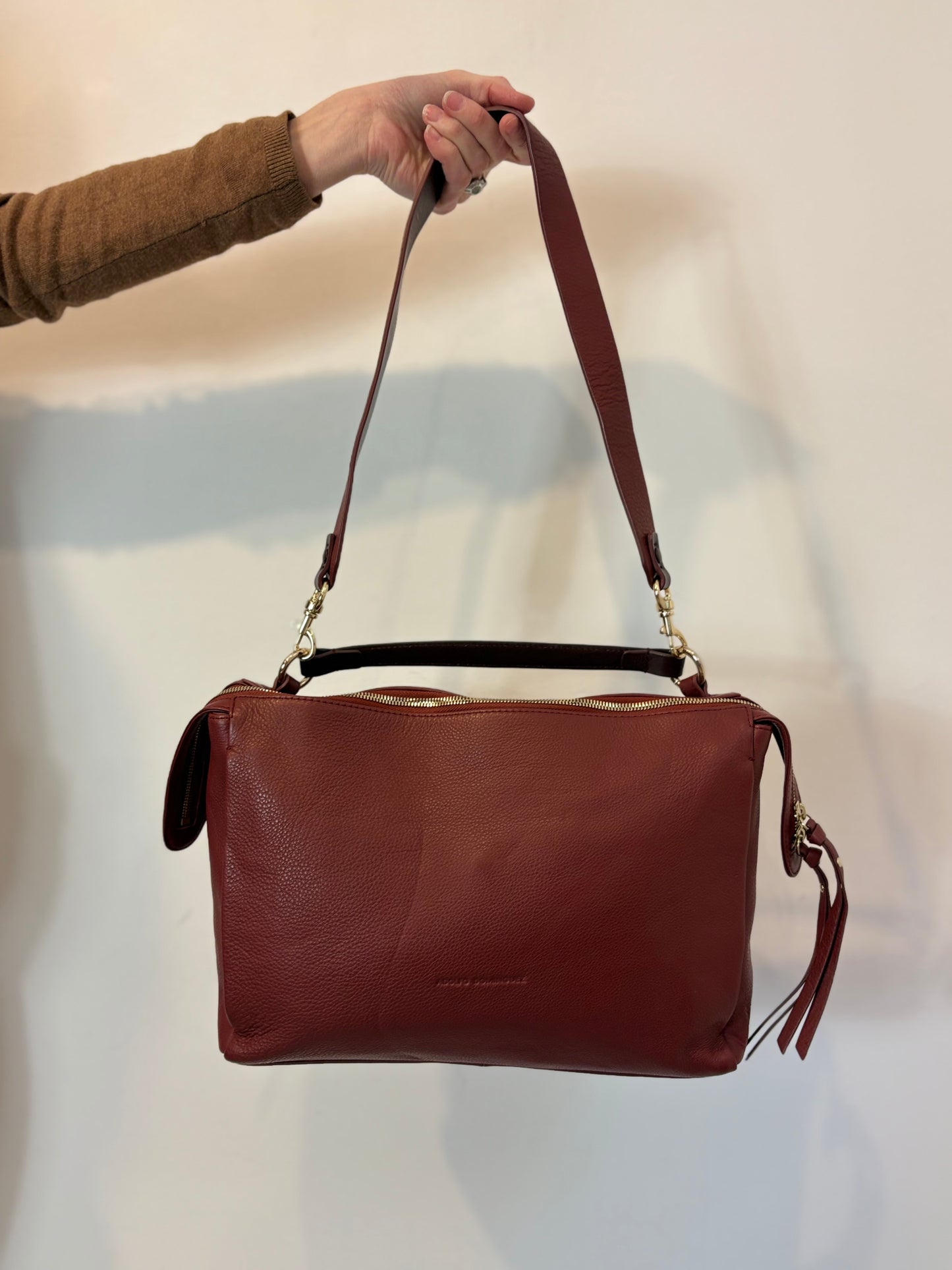 ADOLFO DOMINGUEZ. Bolso piel burdeos doble asa