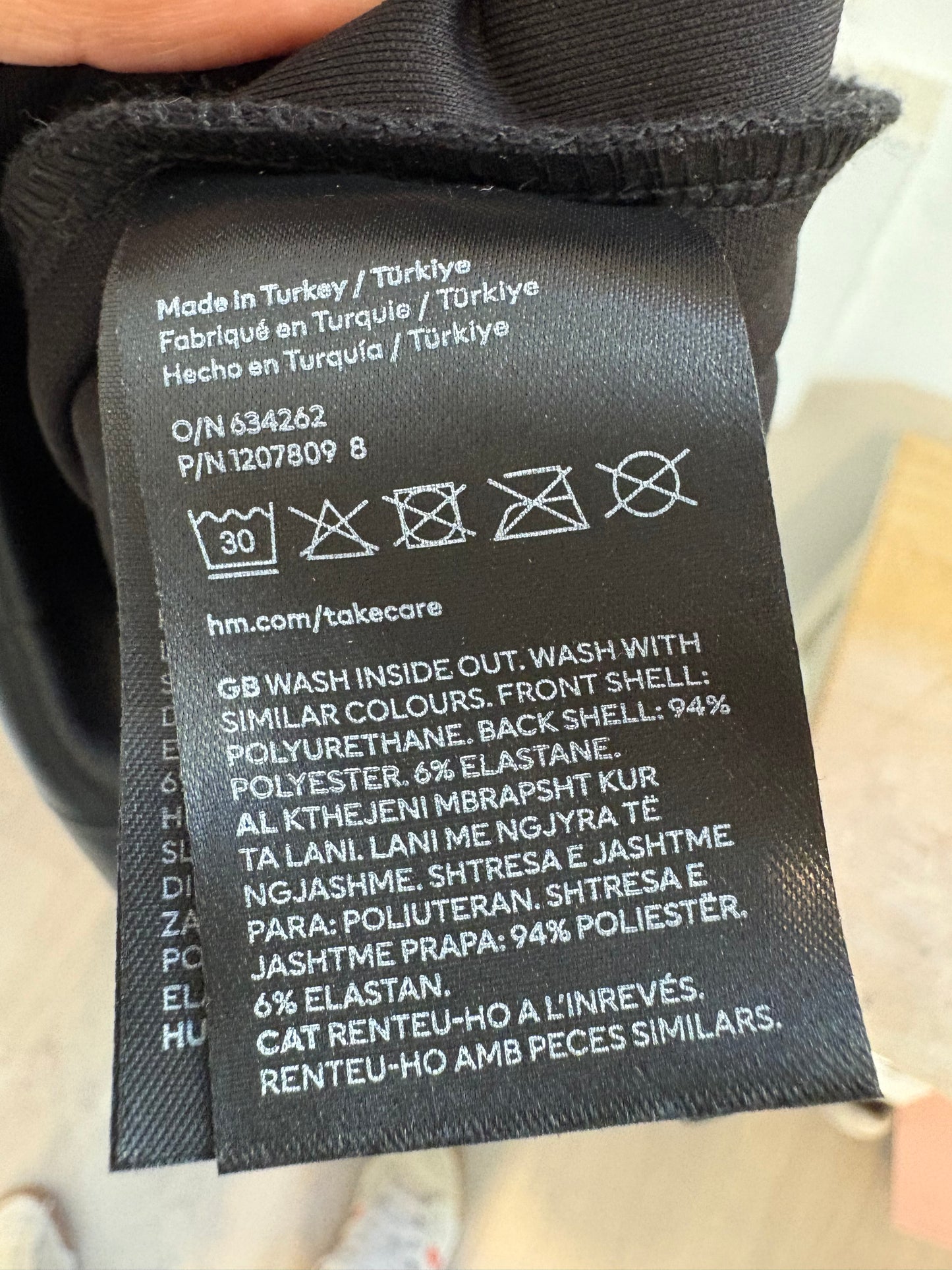 H&amp;M. Black pleated midi skirt. TXS