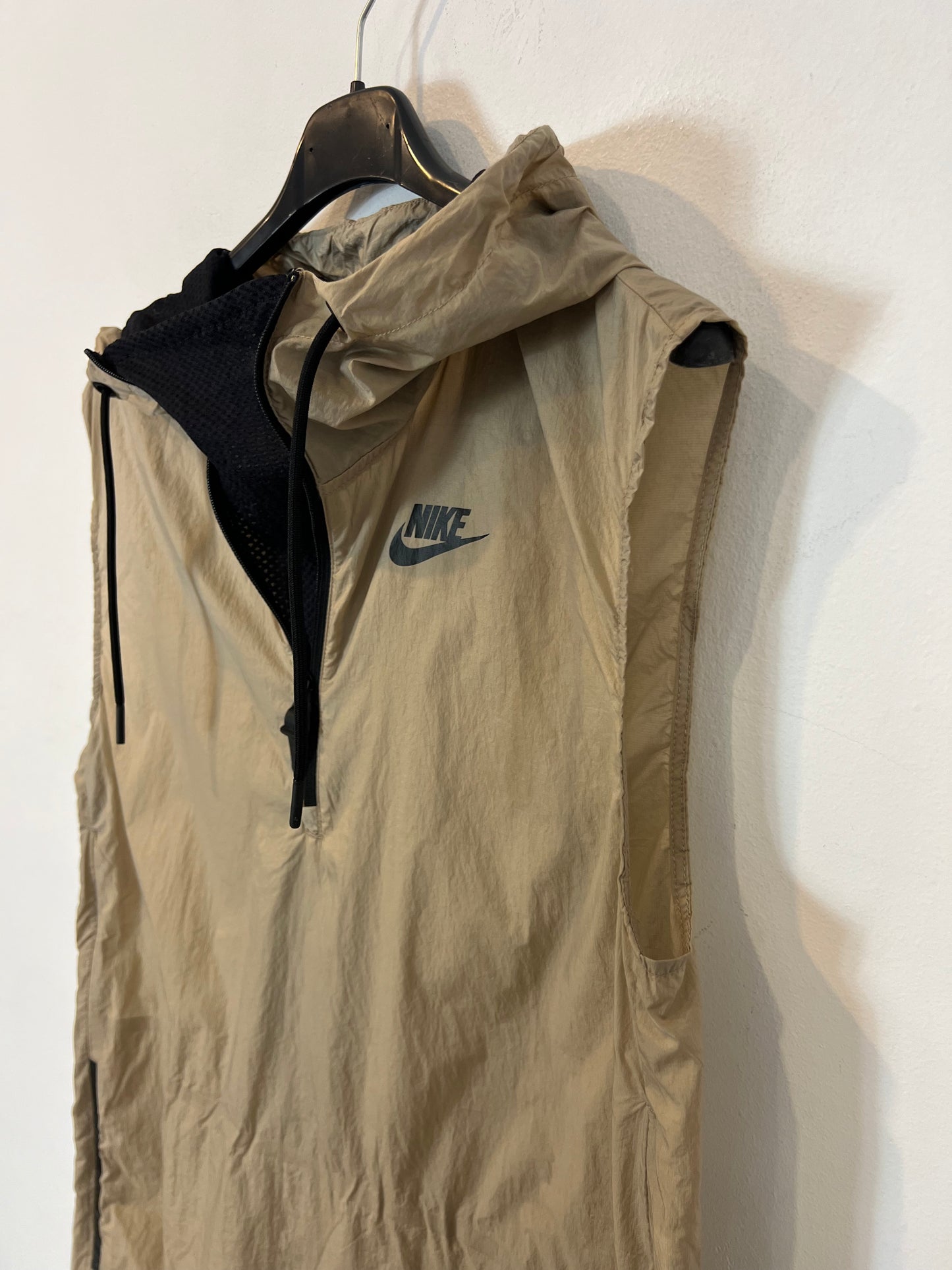 NIKE. Top beige cortavientos. T S
