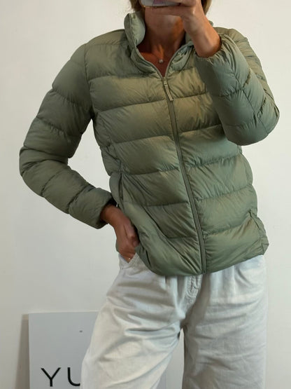 UNIQLO. Chaqueta verde claro ultraligera