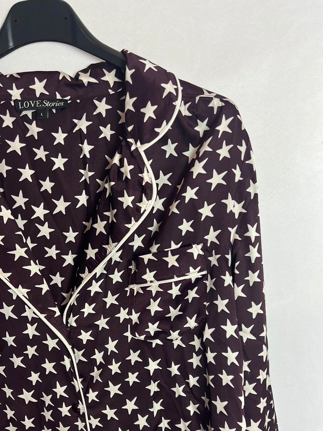 LOVE STORIES. Blusa color berenjena estrellas. T L