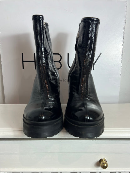 MIU MIU . Botines negros textura. T 39