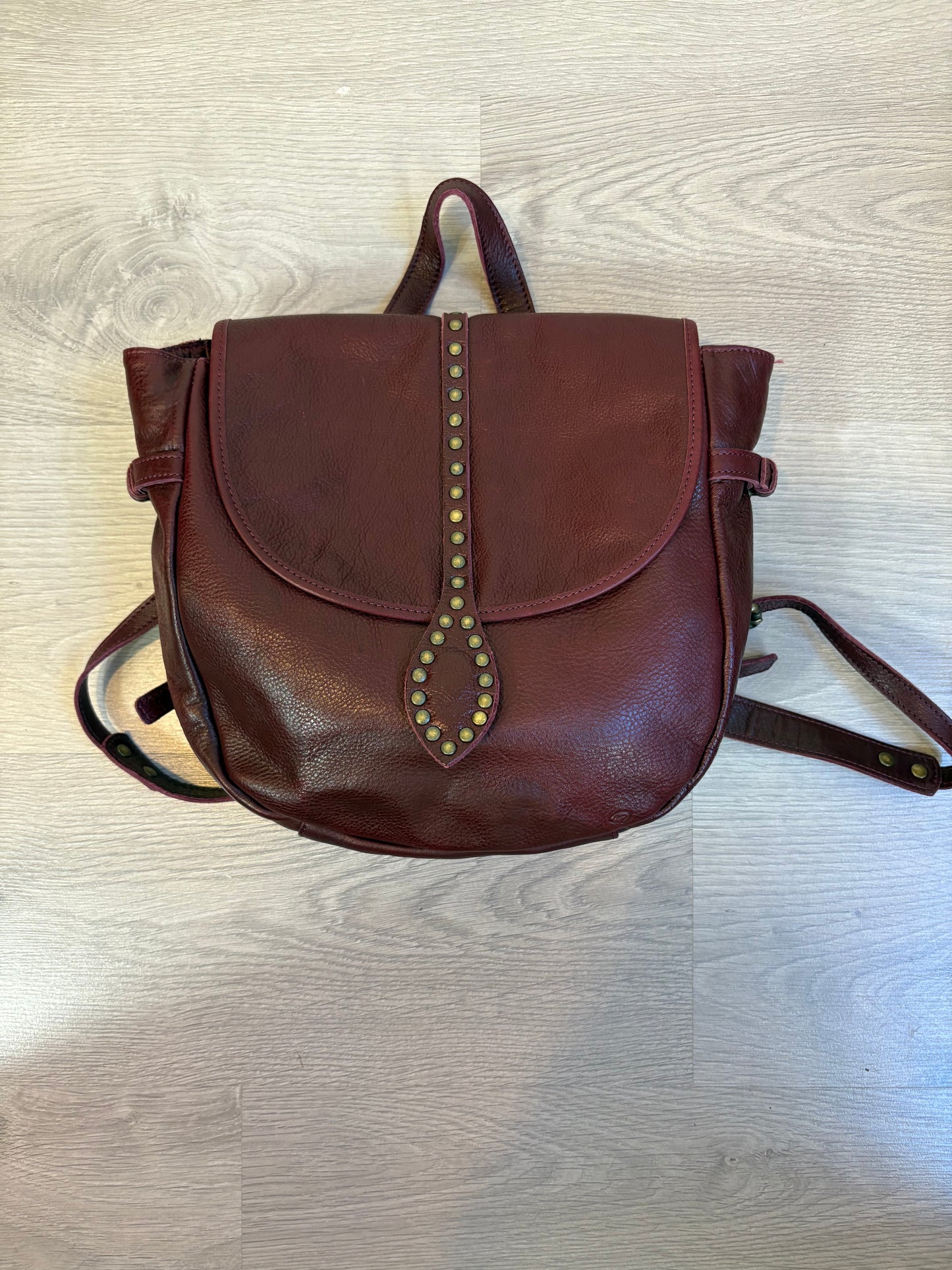 MICUIR. Mochila tachas burdeos