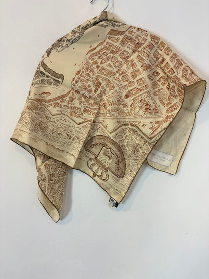 HERMÉS. Pañuelo seda La Cité Cavaliére