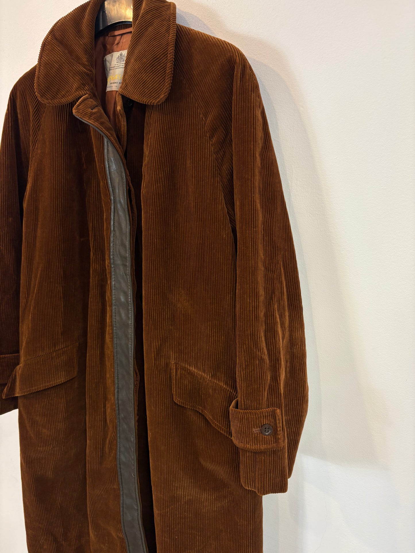 OTRAS.Abrigo  marrón textura vintage