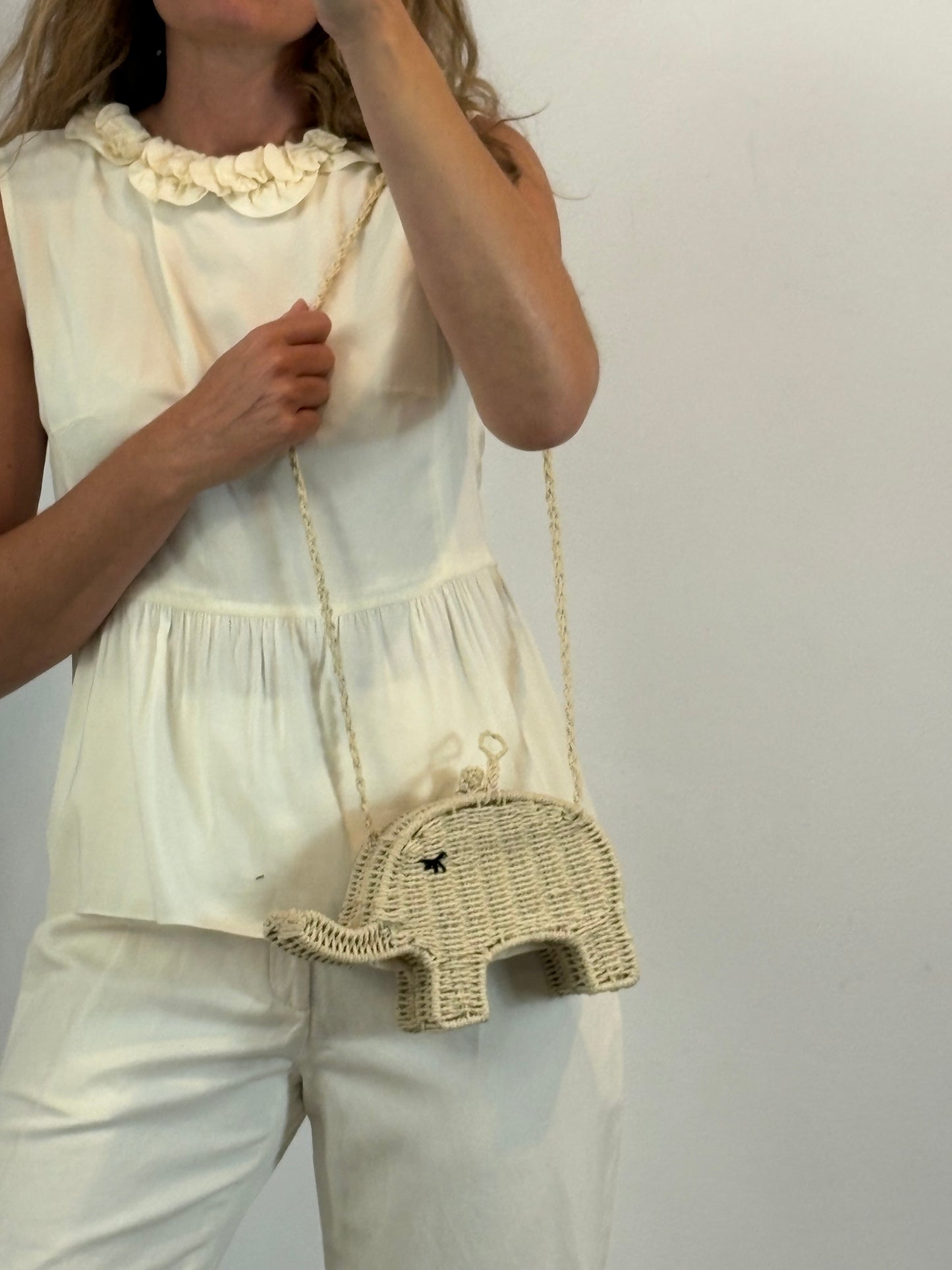 ZARA. Bolso elefante rafia