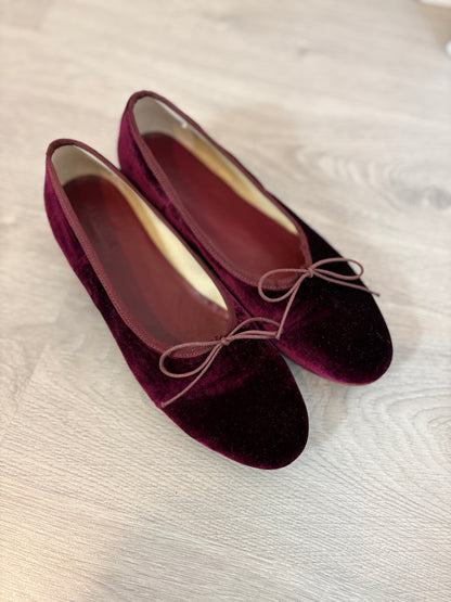 LA BASIQUE COLLECTION. Bailarina terciopelo burdeos. T 39