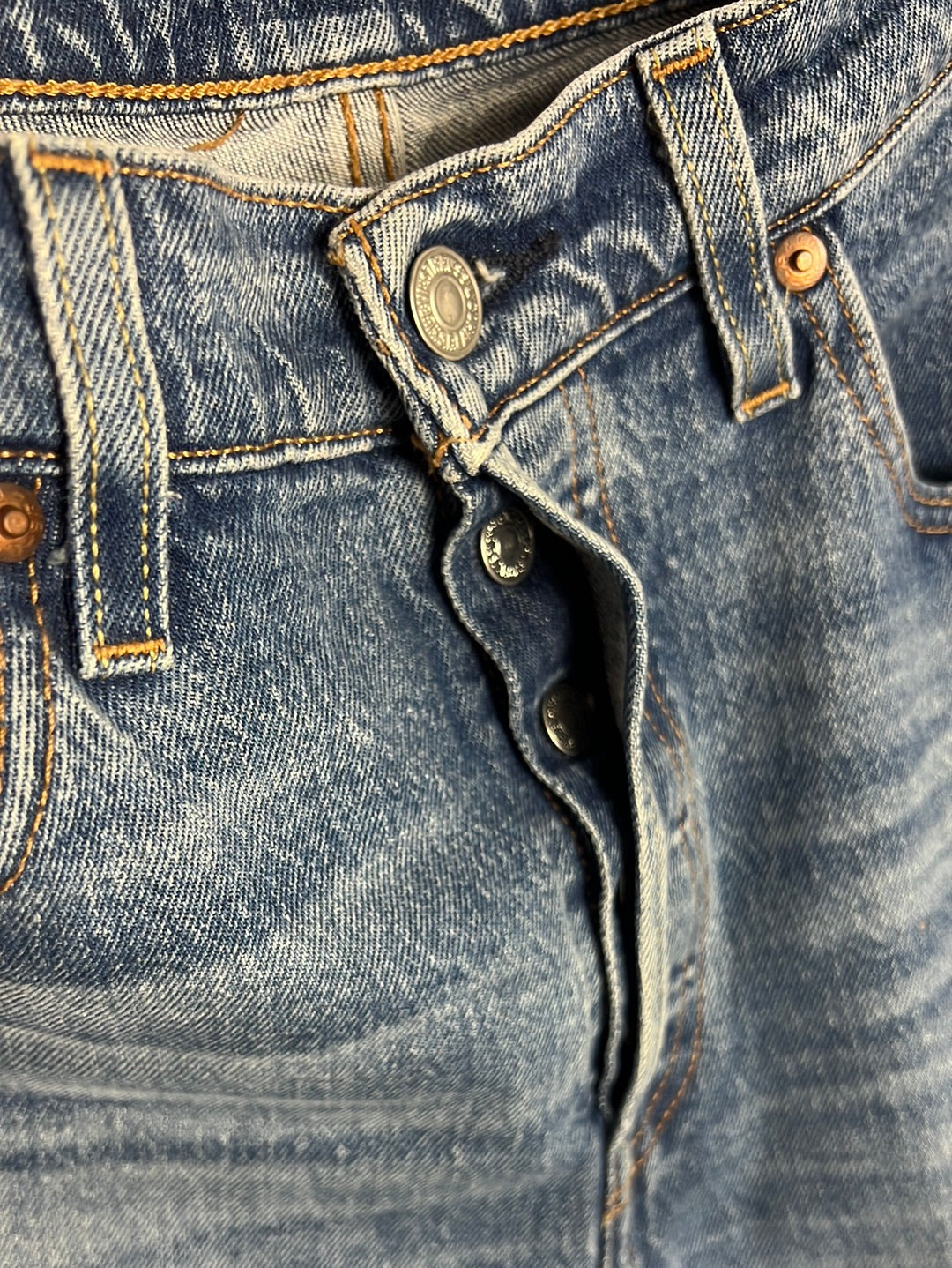 LEVI'S. Medium wash straight-leg denim. Size 38